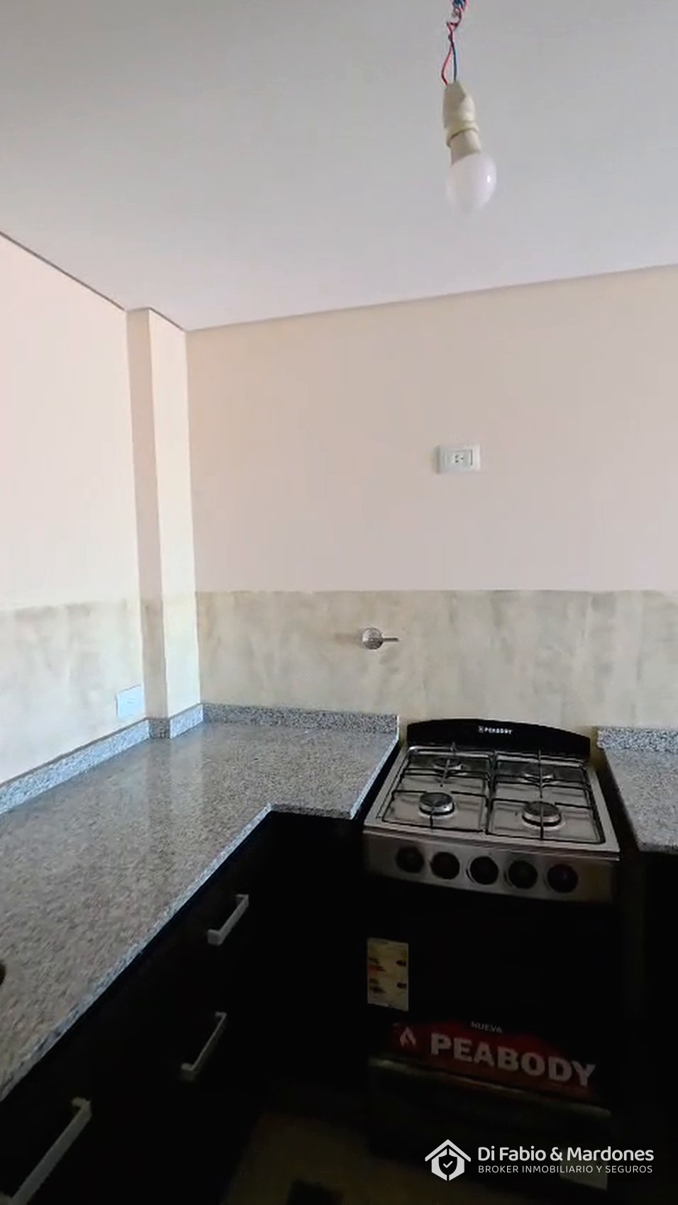 Cocina con mesada de granito